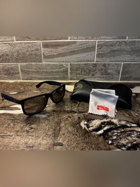 Ray-Ban ‘Justin classic’ style -Men's Black Frame Sunglasses with Brown Lenses